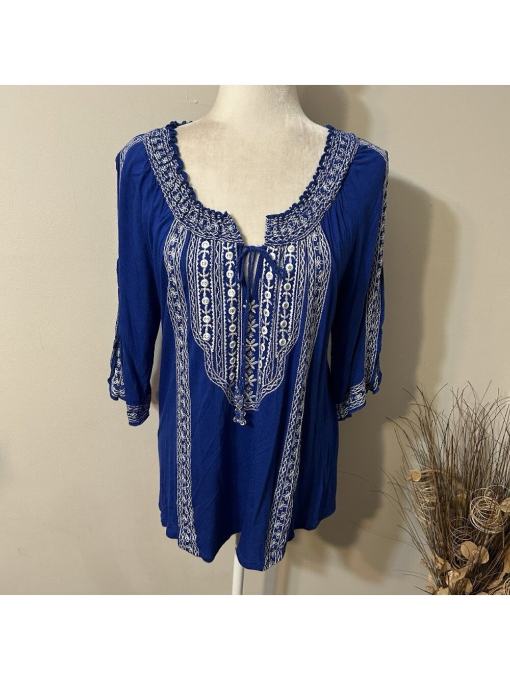 Fylo Women Top Embroidered Blue & White 3/4 Slit Sleeve Tasseled Closure Sz M